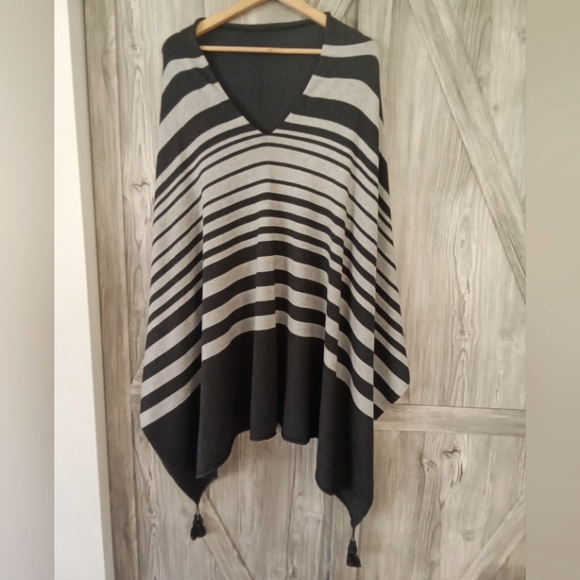 Orly Grey Sweater Knit Poncho Wrap O/S - Picture 3 of 5